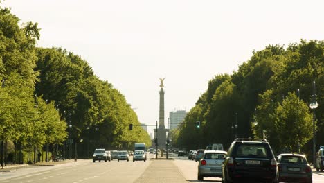 17.-Juni-Straße-Im-Berliner-Tiergarten-Mit-Siegessäule-Im-Hintergrund