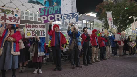 Gente-Protestando-Contra-La-Prueba-Pcr-Y-El-Uso-De-Máscaras-En-Shibuya-En-La-Noche-De-Halloween---Toma-Completa