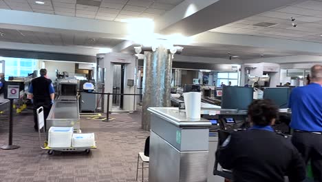 Leerer-TSA-Sicherheitskontrollpunkt-Am-Internationalen-Flughafen-Von-Denver-Während-Der-Coronavirus-Pandemie