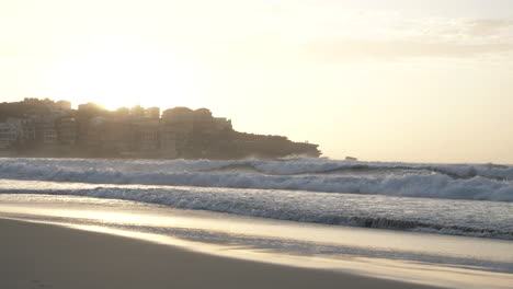 Lockende-Wellen-Des-Legendären-Bondi-Beach-In-Sydney,-Australien-In-Zeitlupe