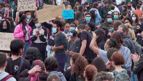 Porto-Portugal-–-6.-Juni-2020:-BLM-Black-Lives-Matter-Proteste-Demonstration-Gegen-Menschenmenge,-Die-Mit-Masken-Protestiert