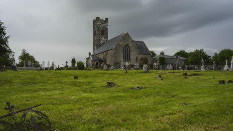 Zeitraffer-Des-Historischen-Friedhofs-Und-Der-Mittelalterlichen-Kirche-Im-Ländlichen-Irland-Mit-Vorbeiziehenden-Wolken-Und-Sonnenschein