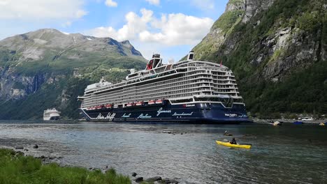 Enorme-Crucero-Entre-Las-Altas-Montañas-Del-Fiordo-De-Geiranger-En-Noruega