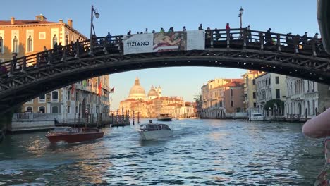 Die-Brücke-Ponte-Dell&#39;Accademia-In-Venedig,-Italien-Während-Der-Hauptreisezeit-Im-Frühling