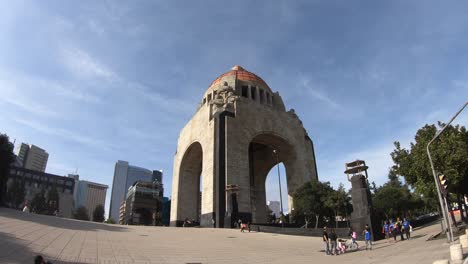 Un-Hiperlapso-Caminando-Por-El-Monumento-A-La-Revolución-En-La-Ciudad-De-México,-México,-Uno-De-Los-Principales-Hitos-De-La-Ciudad