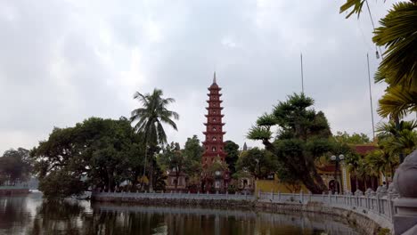 Tran-Quoc-Pagode,-Erbaut-Im-Sechsten-Jahrhundert,-ältester-Buddhistischer-Tempel-Der-Stadt,-Weitwinkelaufnahme-Aus-Der-Hand