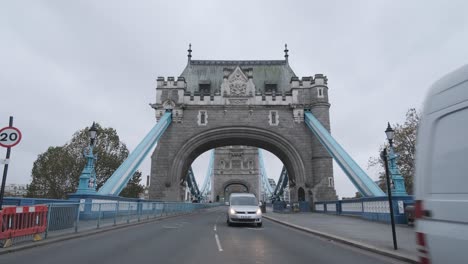 Automóviles-Saliendo-Del-Puente-De-La-Torre-De-Londres-En-Un-Día-Nublado-Desde-El-Centro-De-La-Carretera