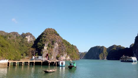 Puerto-Viet-Hai-Con-Transbordador-Que-Llega-Al-Lado-Este-De-La-Isla,-Tiro-Panorámico-A-La-Izquierda