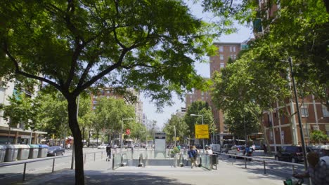 Día-Soleado-En-Las-Calles-De-La-Ciudad-De-Barcelona-España-Caminando-Hacia-La-Entrada-Subterránea-En-El-Barrio-De-Sant-Martí