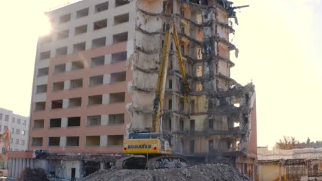 Resplandor-Solar-En-Un-Lugar-De-Demolición-Con-Maquinaria-De-Construcción-Ocupada-En-El-Proceso-De-Demolición-Del-Edificio