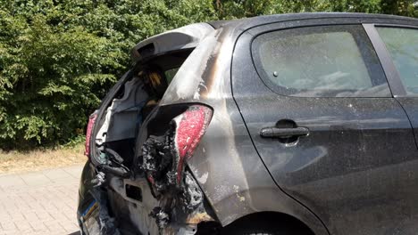 Toma-De-Pedestal-De-Un-Automóvil-Quemado-En-Nijmegen