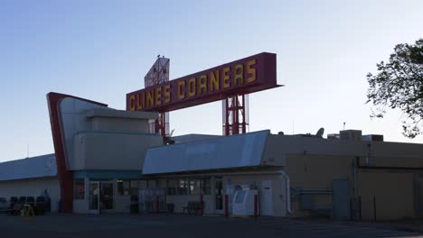 Clines-Bringt-New-Mexico-In-Die-Enge.-Weitwinkelaufnahme-Von-Außen.-4k