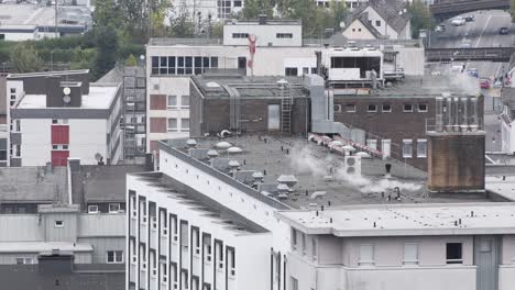 Städtische-Graue-Betonstadtdächer-Von-Stadtgebäuden-Und-Straße-Mit-Fahrenden-Autos-Im-Hintergrund