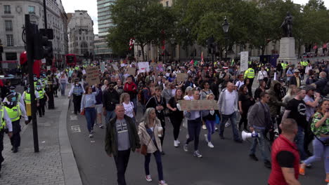 Qanon-Rettet-Unsere-Kinder-Demonstranten-Marschieren-Durch-London-Und-Tragen-Transparente-Und-Plakate,-Die-Für-Internationale-Pädophilenringe-Und-Verschwörungstheorien-Zum-Coronavirus-Werben