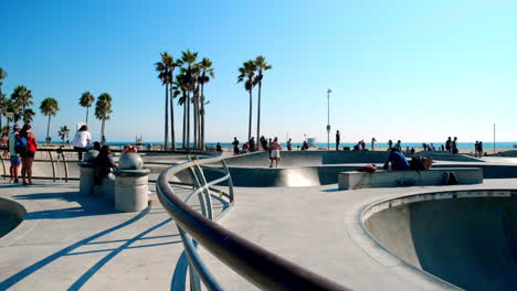 Boarder-Skaten-Im-Skatepark-Von-Venice,-Kalifornien