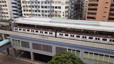 Hong-Kong-Downtown-MTR-City-Tram-überquert-Eine-Brücke,-Luftaufnahme