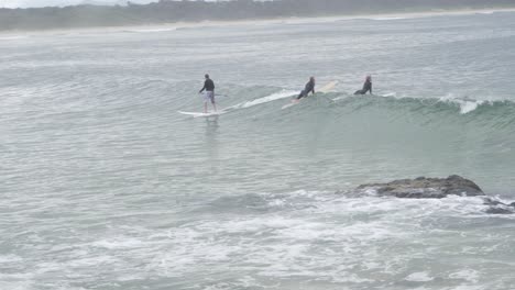 Gente-Remando-Y-Surfeando-En-Las-Olas-De-Scott&#39;s-Head,-Australia---Cámara-Lenta