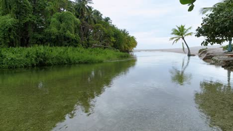 Tiefflug-über-Den-Fluss-Los-Patos-In-Barahona-Im-Süden-Der-Dominikanischen-Republik