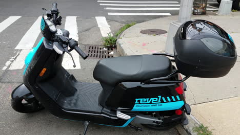 Breite-Eines-In-New-York-Geparkten-Elektrischen-Mopeds
