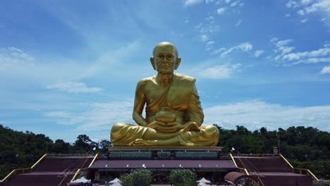 Estatua-De-Luang-Por-Tuad-En-Khao-Yai,-Tailandia