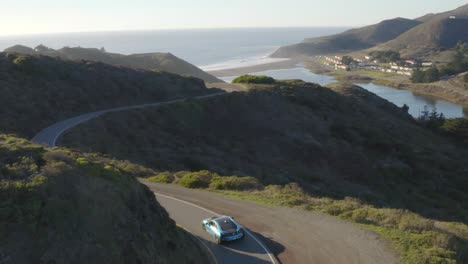 Conducción-Espectacular-Carretera-Marin-Headlands-En-Coche-Híbrido-Bmw-I8-Azul