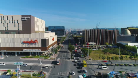 Luftaufnahme-Einer-Kreuzung-Neben-Ayala-Mall-Und-City-Of-Dreams-In-Aseana-City,-Manila
