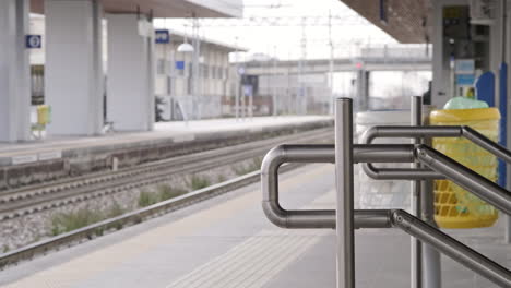 Vista-Estática-De-Una-Estación-De-Tren-Vacía-En-Arcore-Durante-El-Cierre-De-Covid-19