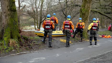 Coastguards-gather-for-a-training-session-in-Seaton-Park-Aberdeen