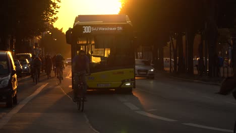Berliner-Verkehrslandschaft-Bei-Sonnenuntergang-Mit-Dem-Berühmten-Brandenburger-Tor