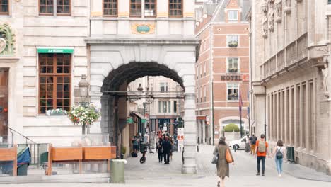 Gente-Caminando-Por-Una-Calle-Adoquinada-Lateral-De-La-Gran-Plaza-De-Bruselas-En-Un-Cálido-Día-De-Verano