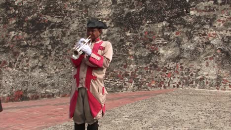 Der-Trompeter-Der-Festungswache-Des-Castillo-De-San-Felipe-De-Barajas-Tritt-Für-Touristen-Auf