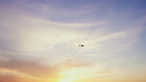 Ein-Polizeihubschrauber-Fliegt-über-Den-Strand