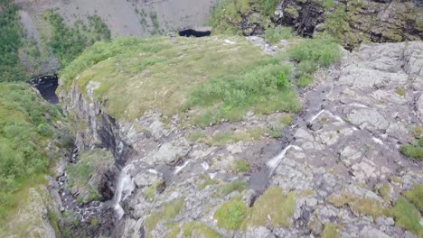 Spektakuläre-Wasserfälle-In-Der-Alta-Schlucht-Im-Norden-Norwegens