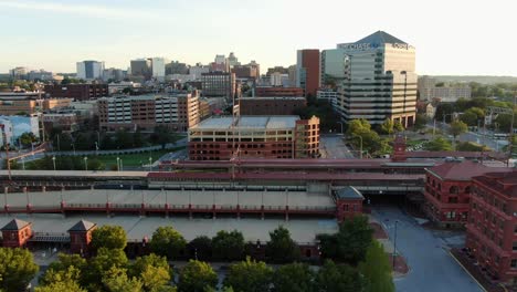 Toma-Aérea-De-Camión-De-Wilmington-Delaware-Usa-Cuenta-Con-Estación-De-Tren-Amtrak,-Chase-Bank,-Horizonte-Urbano-Del-Centro