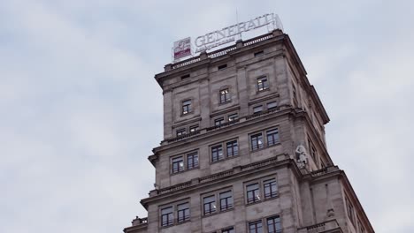 Vista-Panorámica-De-La-Parte-Superior-Del-Edificio-De-La-Torre-De-La-Compañía-De-Seguros-Generali-En-La-Ciudad-De-Barcelona-España