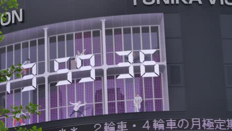 Very-Fun-Huge-Digital-Clock-on-the-Side-of-a-Building-in-Tokyo-Japan
