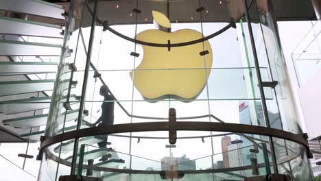 Man-Sieht-Einen-Kunden-Die-Treppe-Im-Amerikanischen-Technologie-Apple-Store-Hinaufgehen,-Während-Die-Marke-In-Hongkong-Ihre-Neuen-Smartphones-IPhone-12-Und-IPhone-12-Pro-Auf-Den-Markt-Bringt