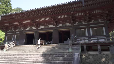 Toma-Panorámica-De-Un-Hermoso-Santuario-Tradicional-En-Kyoto-Japón
