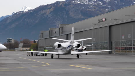 Privatjet-Wird-Vom-Flugbegleiter-Vor-Dem-Hangar-Des-Flughafens-Sion-Geführt