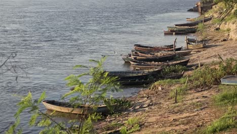 Lapso-De-Tiempo-De-Pequeños-Barcos-De-Madera-De-Pescadores-En-Un-Pequeño-Pueblo-De-Paraguay