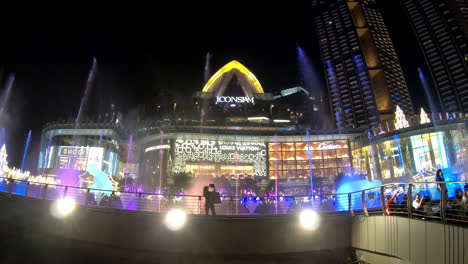 Bangkok,-Thailand-–-12.-Dezember-2020-–-Tanzbrunnen-Show-In-Iconsiam,-Der-Längste-Wassertanz-In-Südostasien-Aus-Licht,-Farbe-Und-Klang,-Ein-Neues-Globales-Wahrzeichen,-Iconsiam-Neuestes-Einkaufszentrum-In-Bangkok
