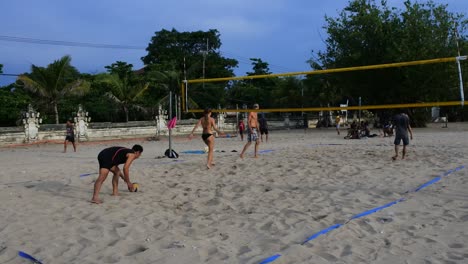 Besucher-Spielen-Volleyball-Am-Strand-In-Kuta,-Bali,-15.-November-2020