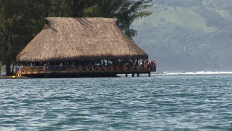 Mirador-Para-Turistas-En-Un-Pontón-De-Madera-En-Tahití,-Polinesia-Francesa