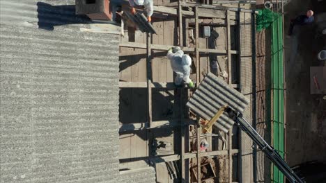 Dacharbeiter,-Die-Gewellte-Dachziegel-Eines-Alten-Hauses-Zur-Renovierung-Demontieren