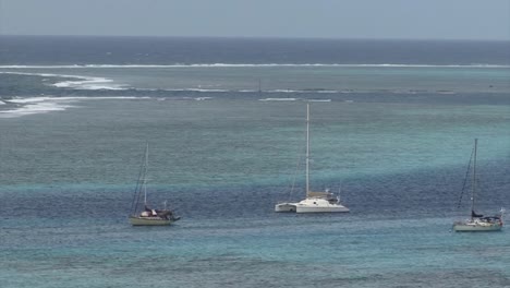 Yates-En-La-Bahía-De-La-Isla-De-Moorea,-Polinesia-Francesa