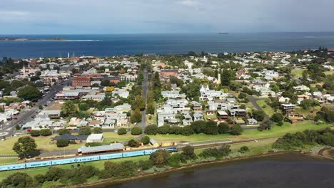 Luftbild-über-Queenscliff-Mit-Bass-Straight-Und-Port-Phillip-Bay-Eingang