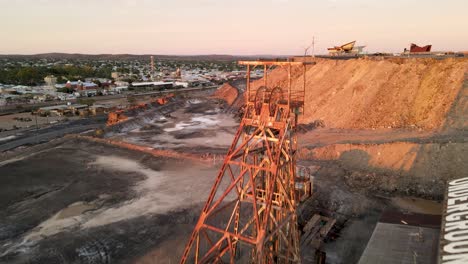 Flight-over-Delprats-tourist-mine-looking-towards-the-Cafe-and-Miners-Memorial,-Broken-Hill,-NSW,-Australia