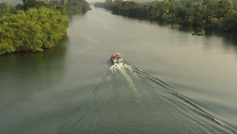 Kreuzfahrtschiff-Mit-Menschen-Auf-Dem-Fluss-Mit-Greens_3