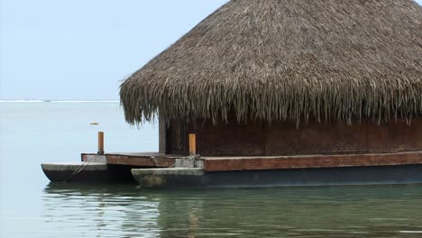 Pequeña-Cabaña-De-Madera-Construida-Sobre-Un-Barco,-Moorea,-Polinesia-Francesa