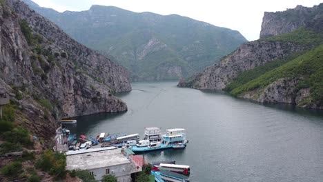 Terminal-De-Ferry-Y-Servicio-De-Barcos-En-El-Lago-Koman,-Albania---Vista-Aérea-De-Drones